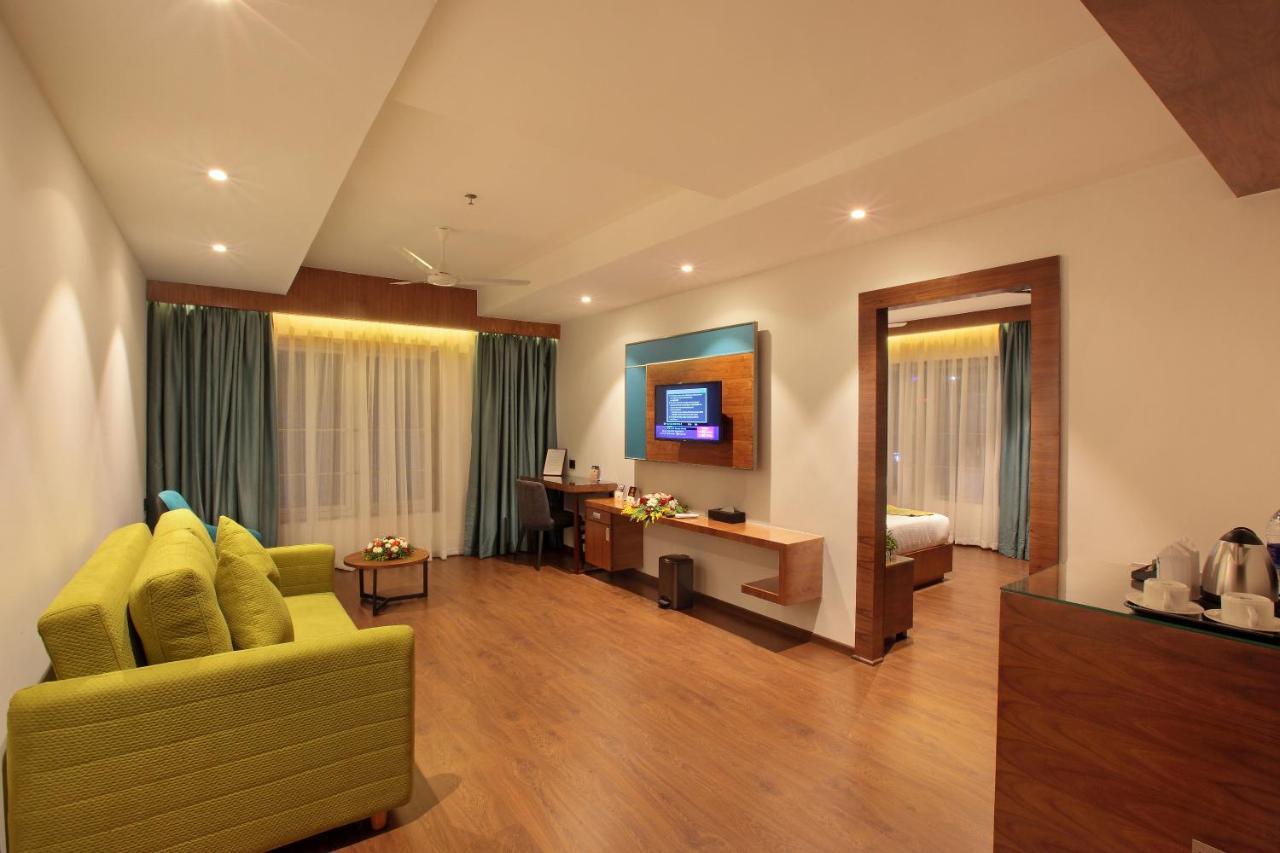 Hotel Ceasar Palace Thodupuzha Exterior photo